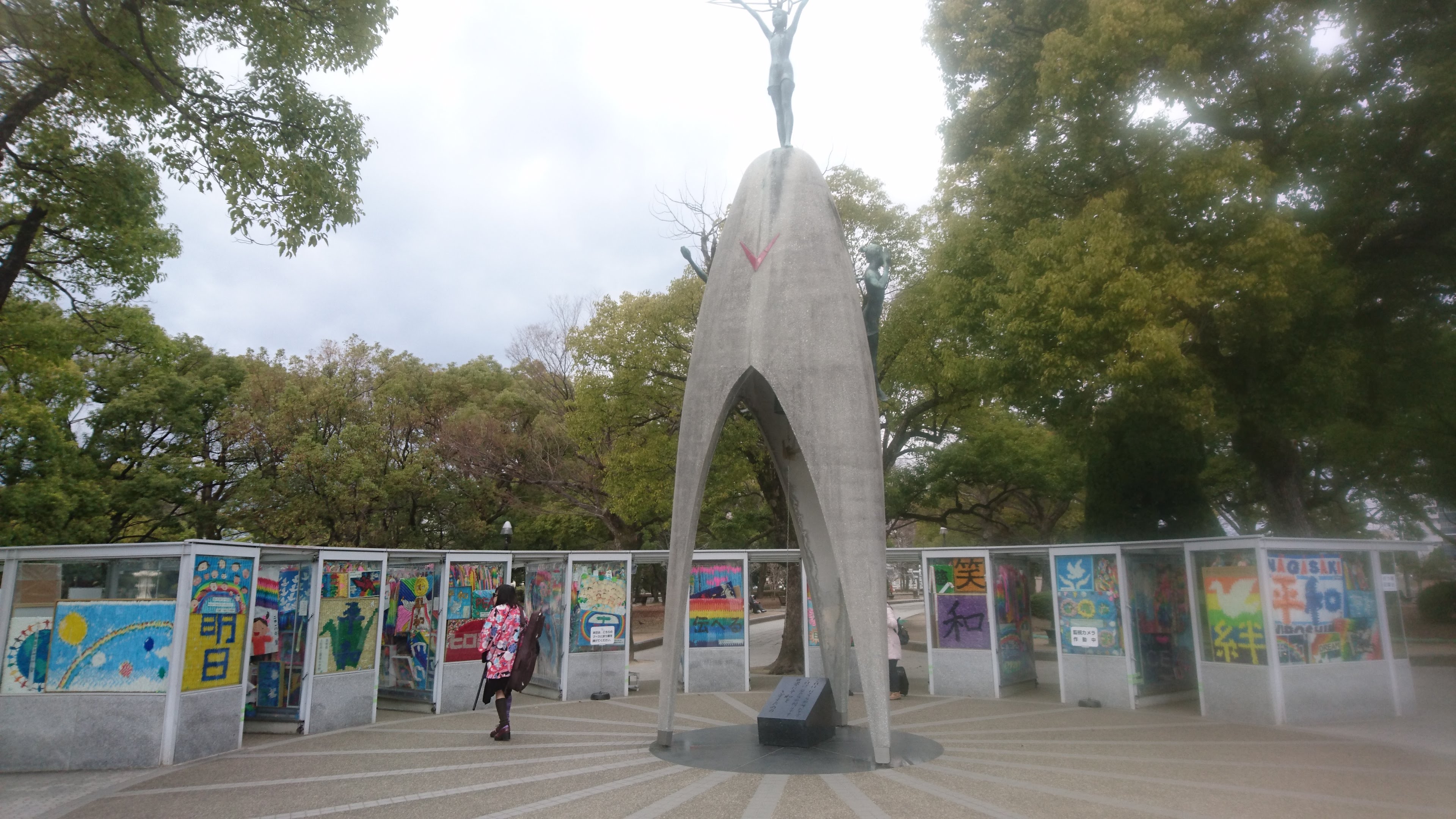 �u���q����v�B�������́u�����̎q�̑��v�B�ƁA�h�h�R�����B