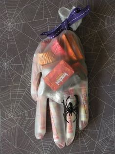 This would make a great party favor for a Halloween party. 5 Halloween Candy Boxes That Anyone Can Make ??? Halloween