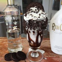 Drunken Oreo Madness Cocktail - For more delicious recipes and drinks, visit us here: <a href="http://www.tipsybartender.com" rel="nofollow" target="_blank">www.tipsybartende...</a>