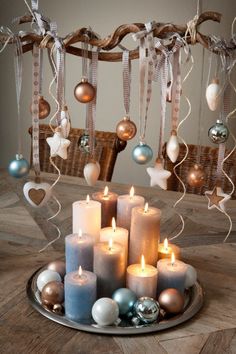 Haal de kerstsfeer in huis door middel van een aantal simpele accessoires. Neem een paar kaarsen, wat kerstballen en voil??!