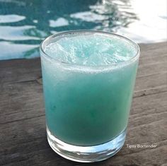 Tiny Smurf Cocktail - For more delicious recipes and drinks, visit us here: <a href="http://www.tipsybartender.com" rel="nofollow" target="_blank">www.tipsybartende...</a>