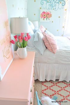 LOVE This girl???s coral, mint and gold bedroom makeover