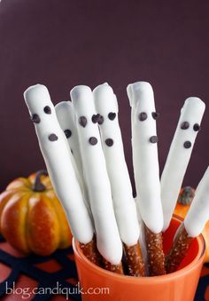 Easy Chocolate Ghost Pretzels! Perfect for Halloween | Melissa Squires Squires Henson CandiQuik
