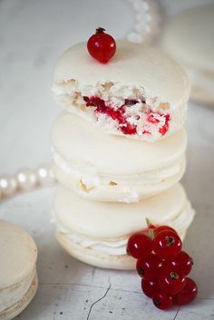 whisk kid - christmas - christmas cookies - coconut, almond & currant macarons (recipe)