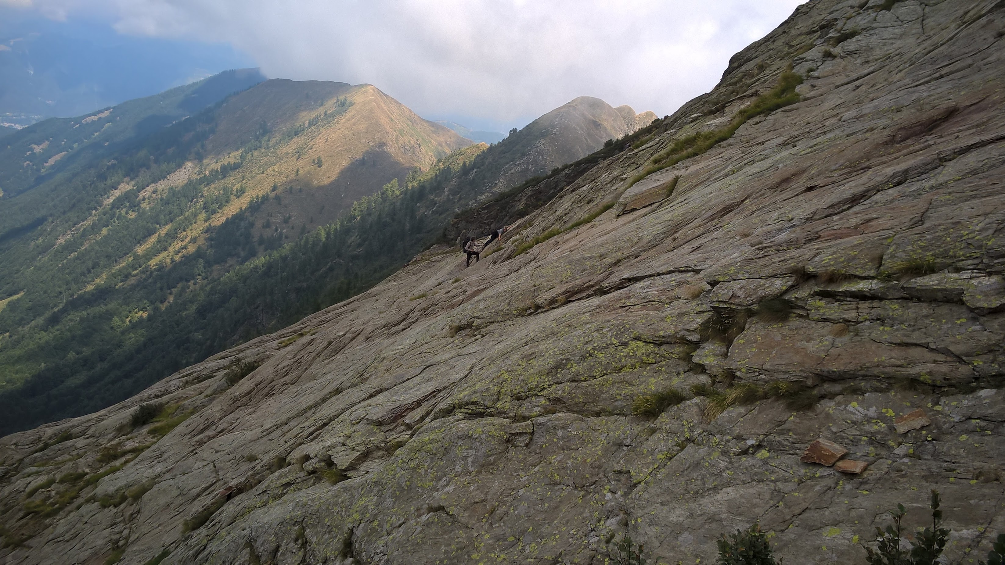 он лежит и встать не может