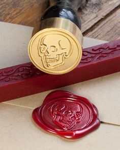 Seal your letters, halloween party invites or anatomically-themed wedding invitations with this anatomical skull wax seal kit. These sealing wax kits make great birthday gifts for people who already h