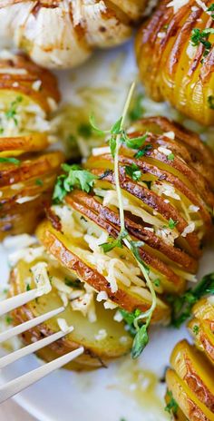 Parmesan Roasted Potatoes ??? the easiest and BEST roasted potatoes with Parmesan cheese, butter and herbs. SO good you???ll want it every day | <a href="http://rasamalaysia.com" rel="nofollow" target="_blank">rasamalaysia.com</a>
